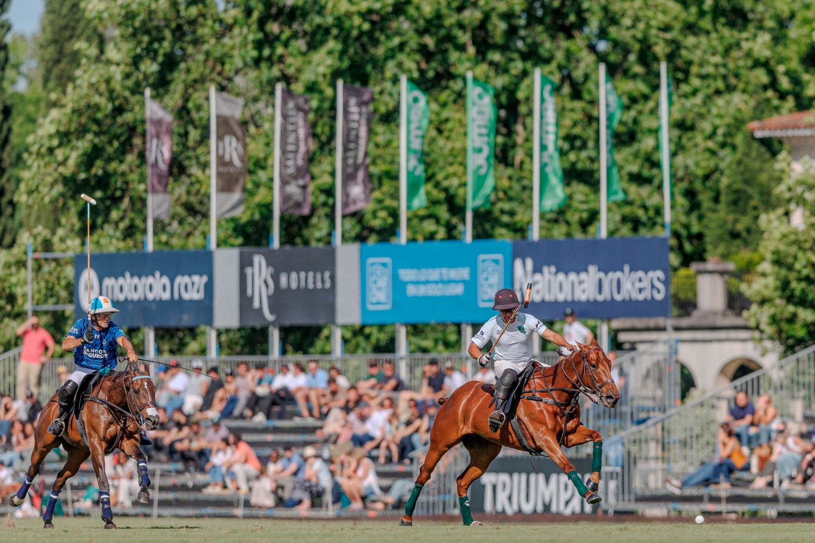 Cambiaso persigue a un jugador de La Hache