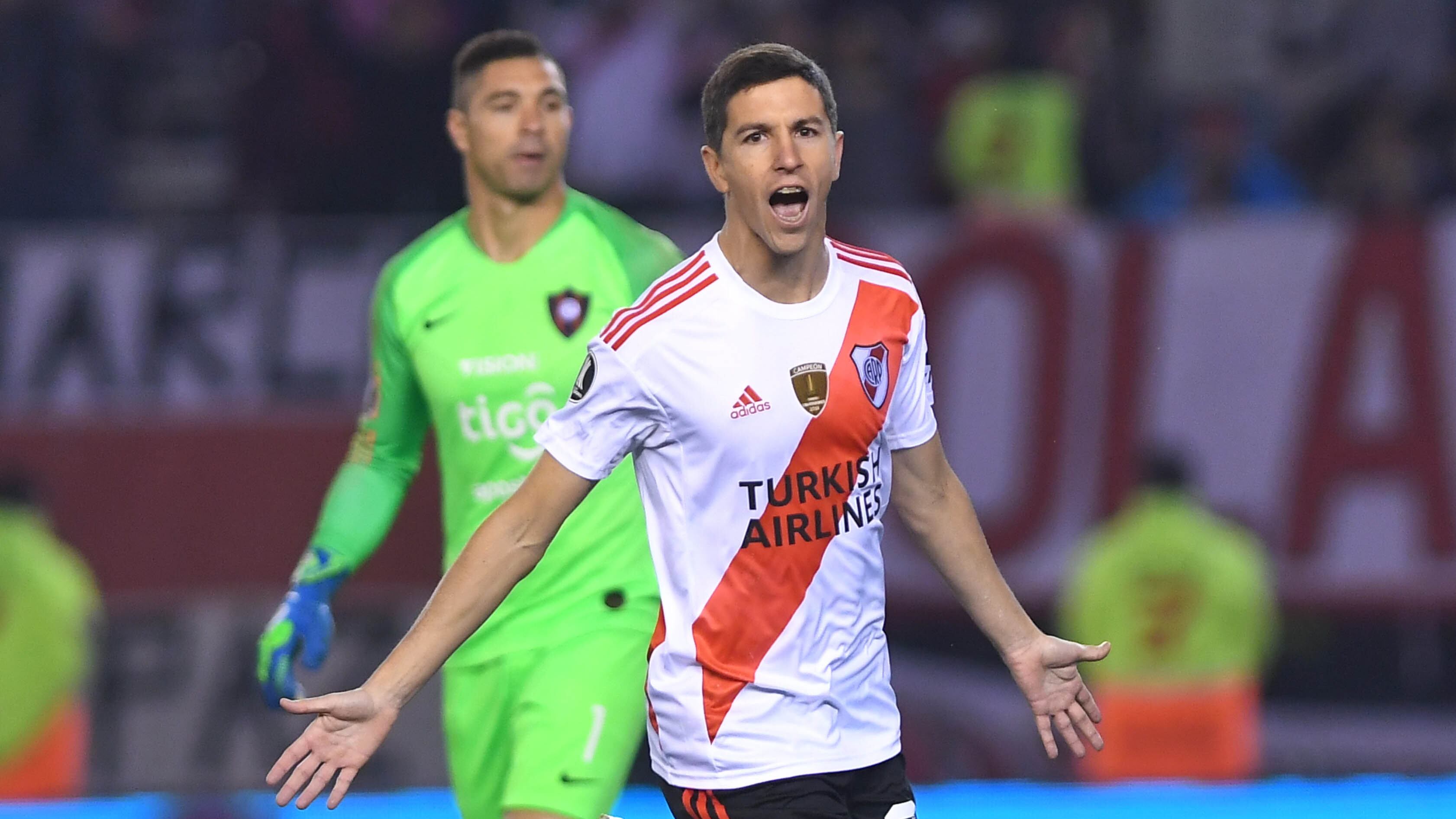 Ignacio Fernández y Juan Pablo Carrizo, vencedor y vencido en el primer gol de la noche.
