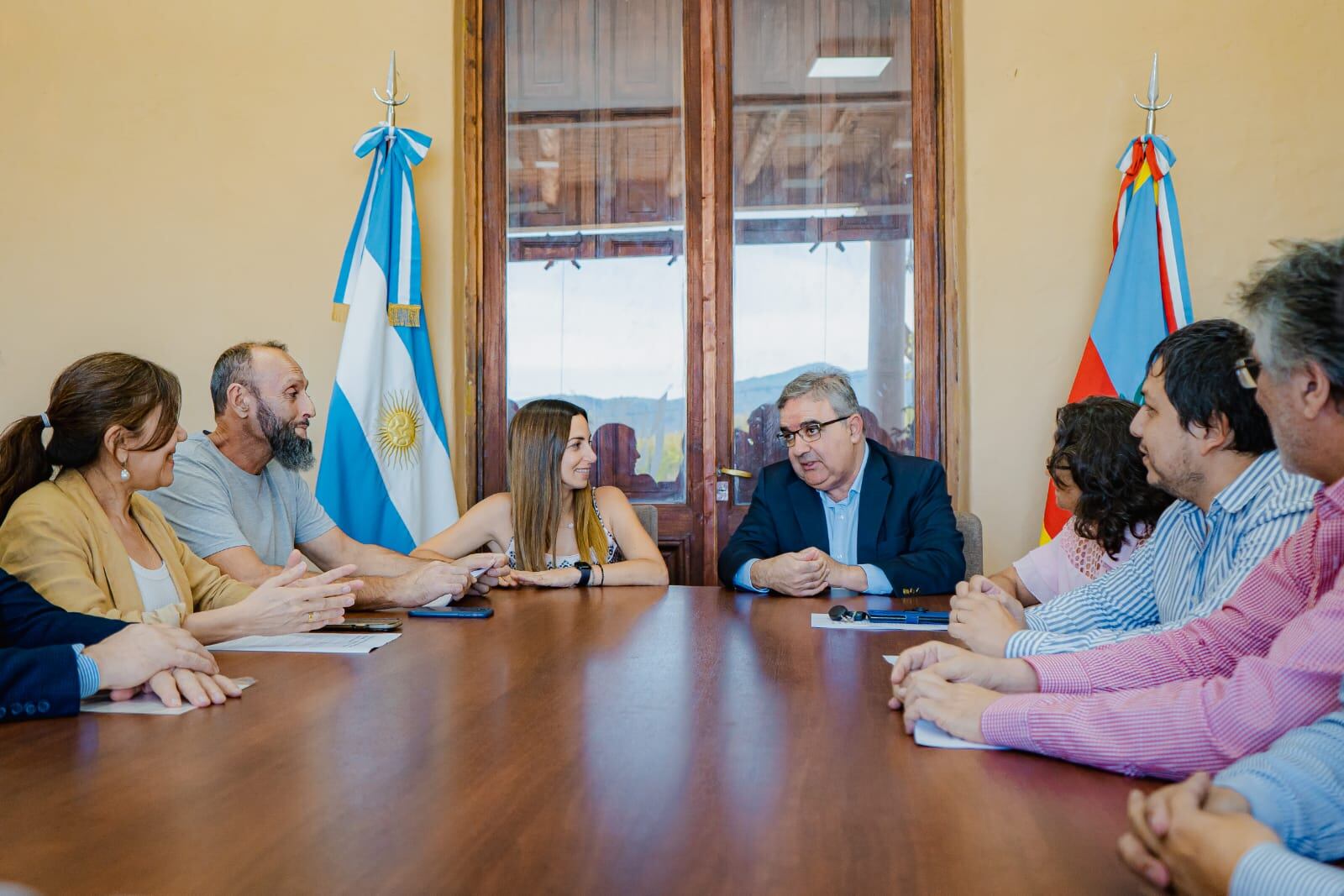 El gobernador Raúl Jalil junto a legisladores nacionales.