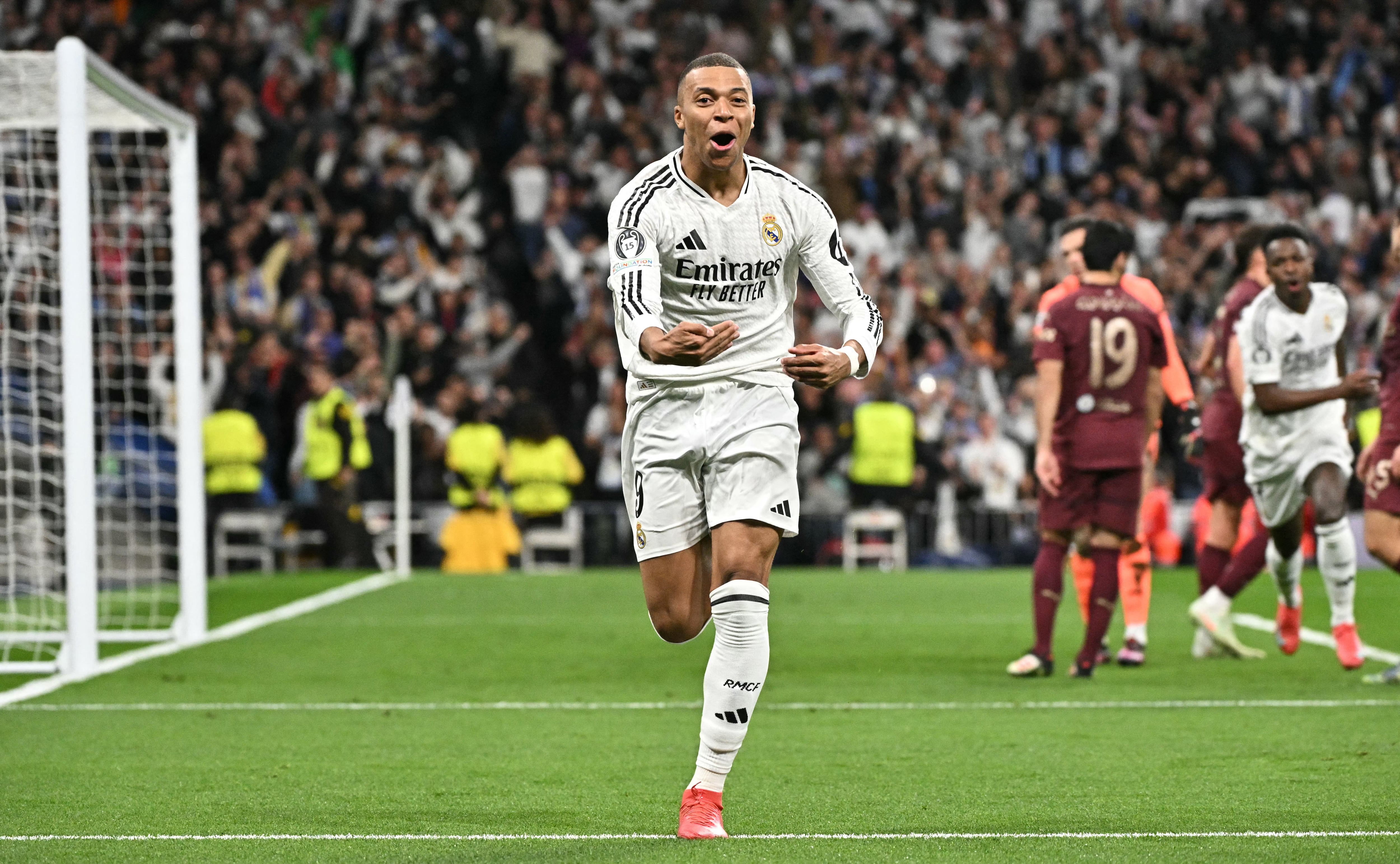 Mbappé festeja uno de sus tres goles