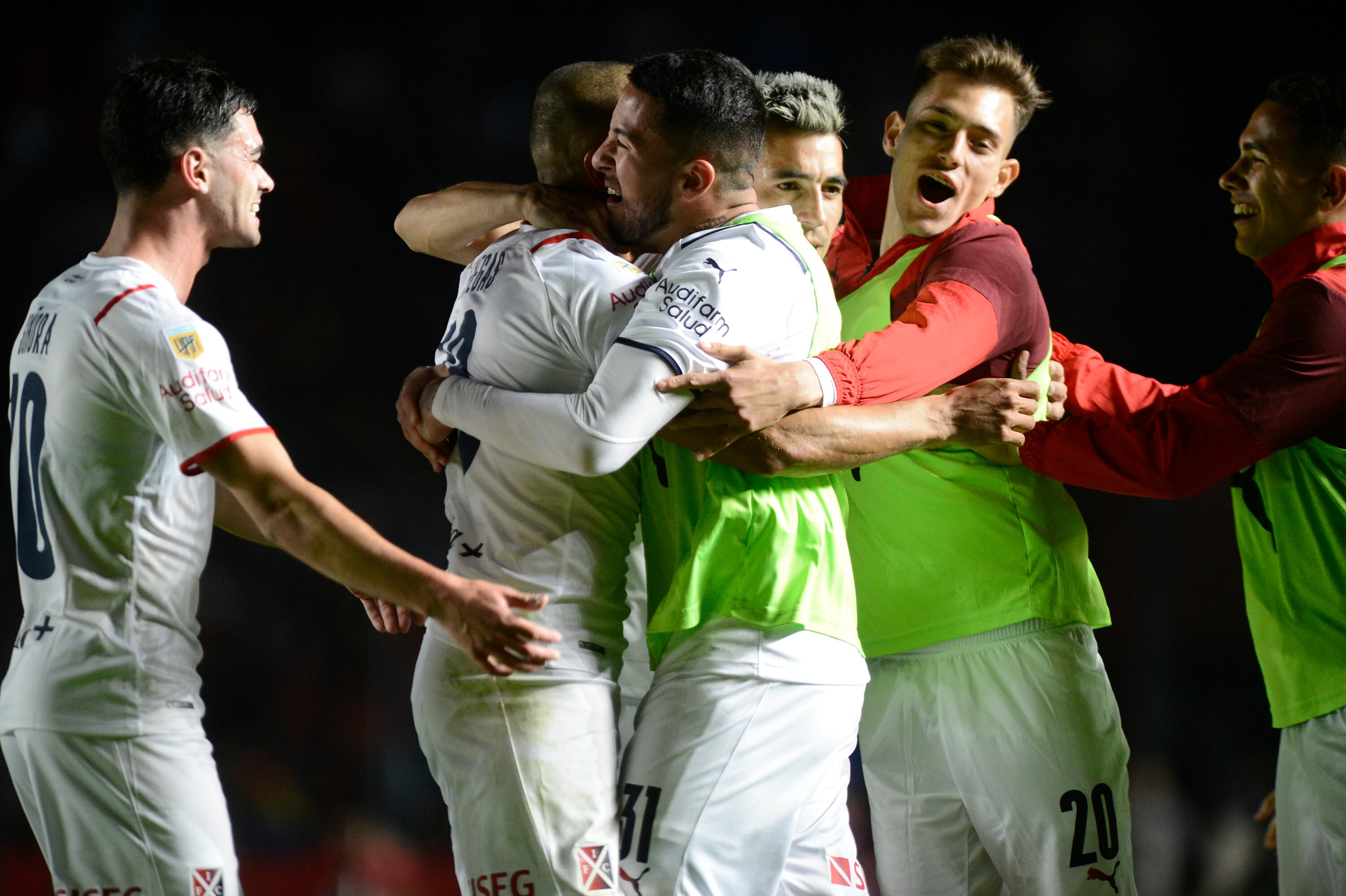 Benegas festeja con sus compañeros el tercer tanto del Rojo en Santa Fe