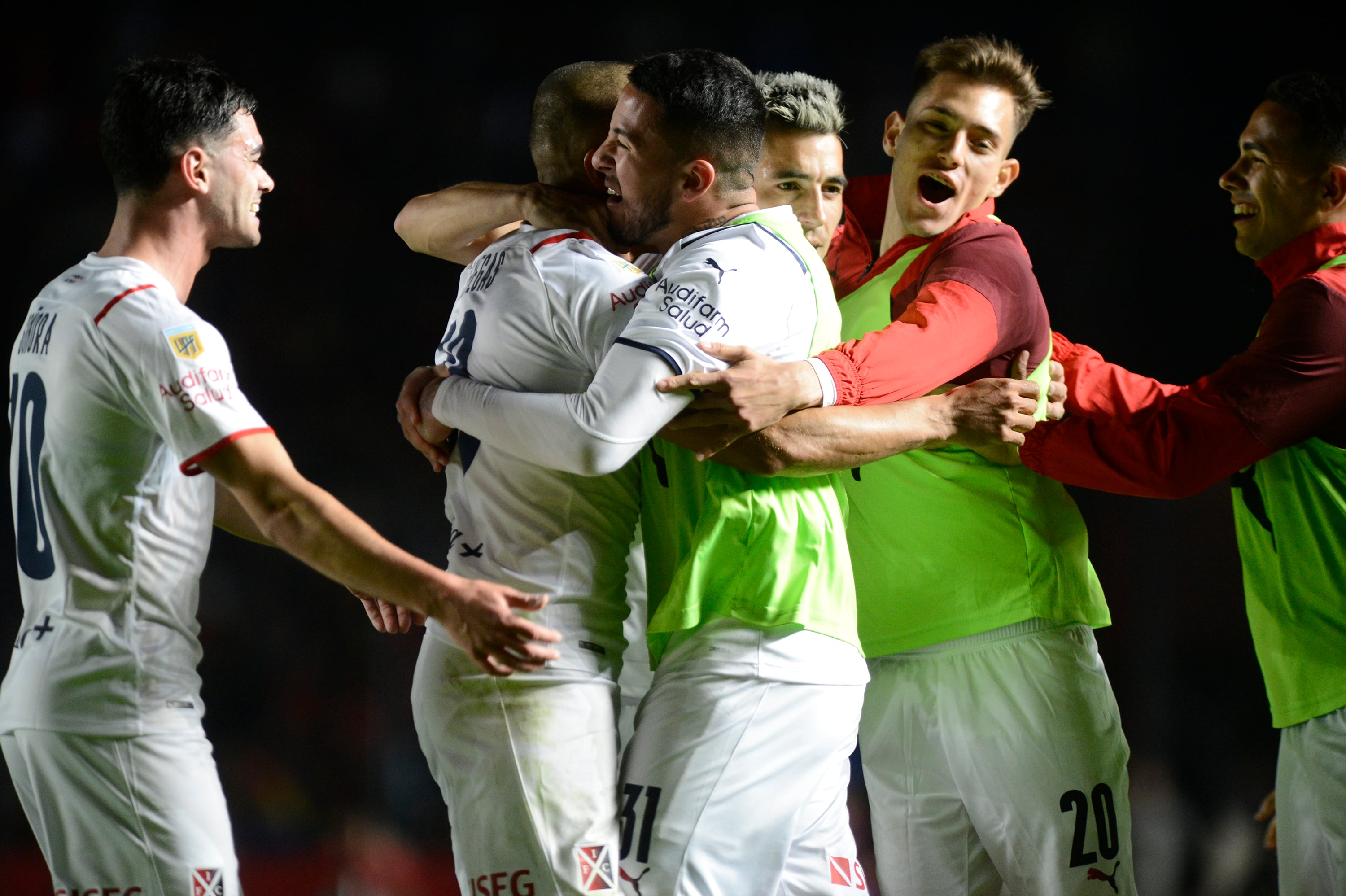 Benegas festeja con sus compañeros el tercer tanto del Rojo en Santa Fe