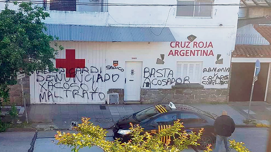 La denuncia fue recordada con graffitis sobre la fachada de la Cruz Roja.