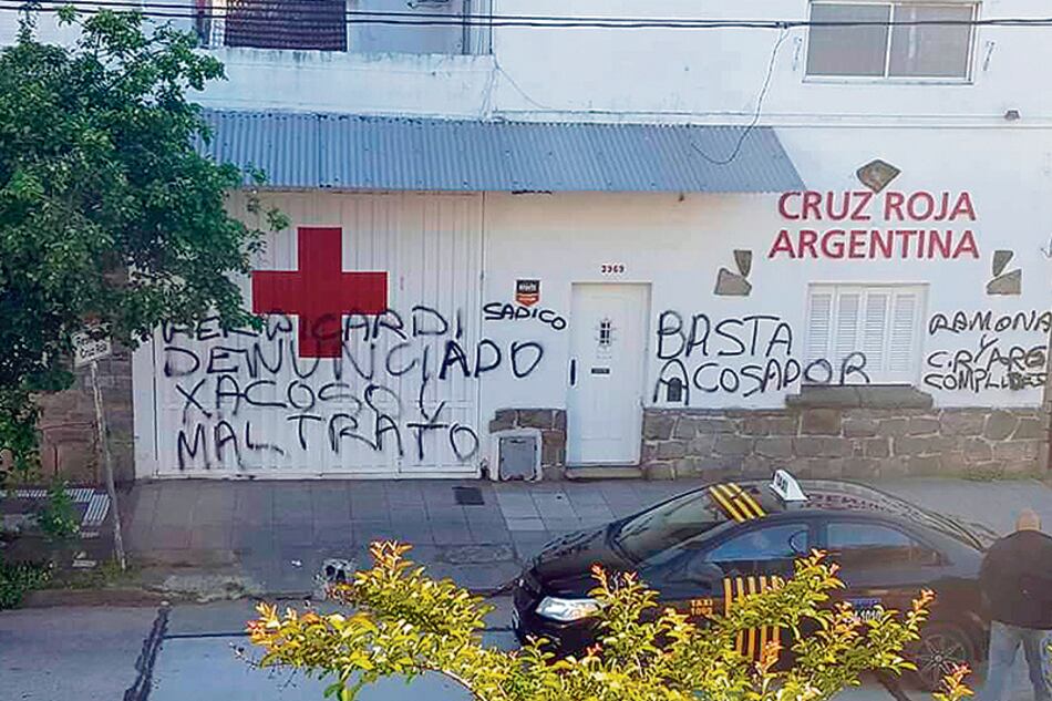 La denuncia fue recordada con graffitis sobre la fachada de la Cruz Roja.