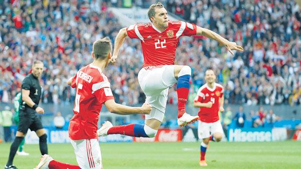 El recién ingresado Artem Dzyuba festeja el tercero de los rusos, con Néstor Pitana como testigo privilegiado.