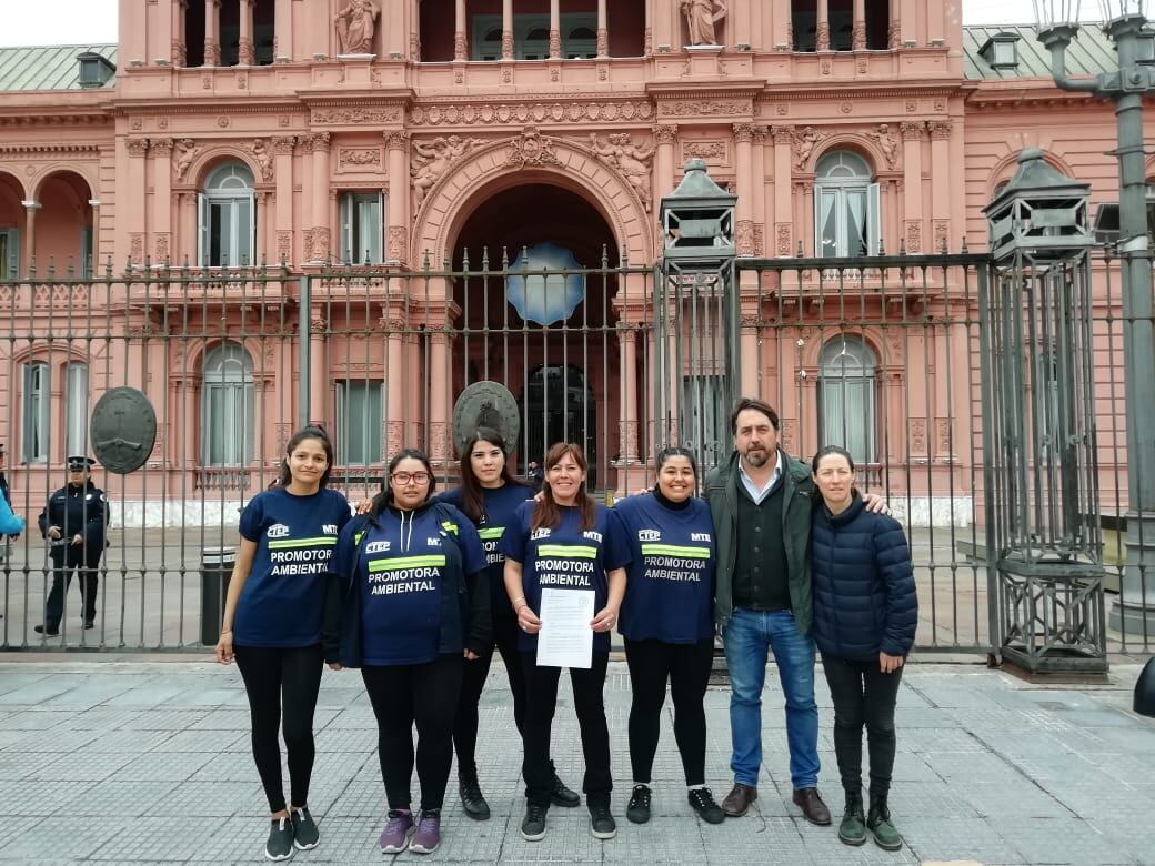 Representantes de organizaciones de ambientalistas y cartoneros presentaron un recurso revocatorio en Casa de Gobierno.