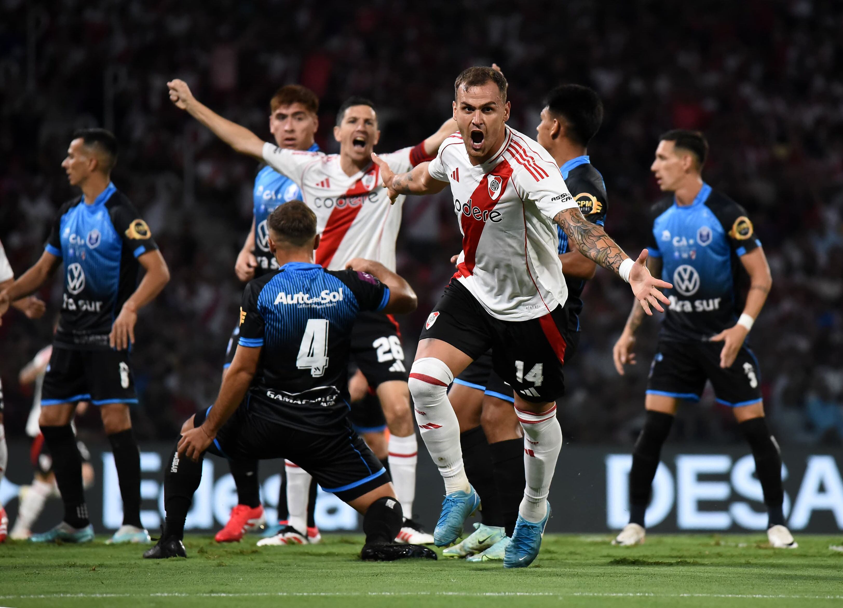 González Pirez, en su primer partido del año, logró festejar. Después casi se hace uno en contra.