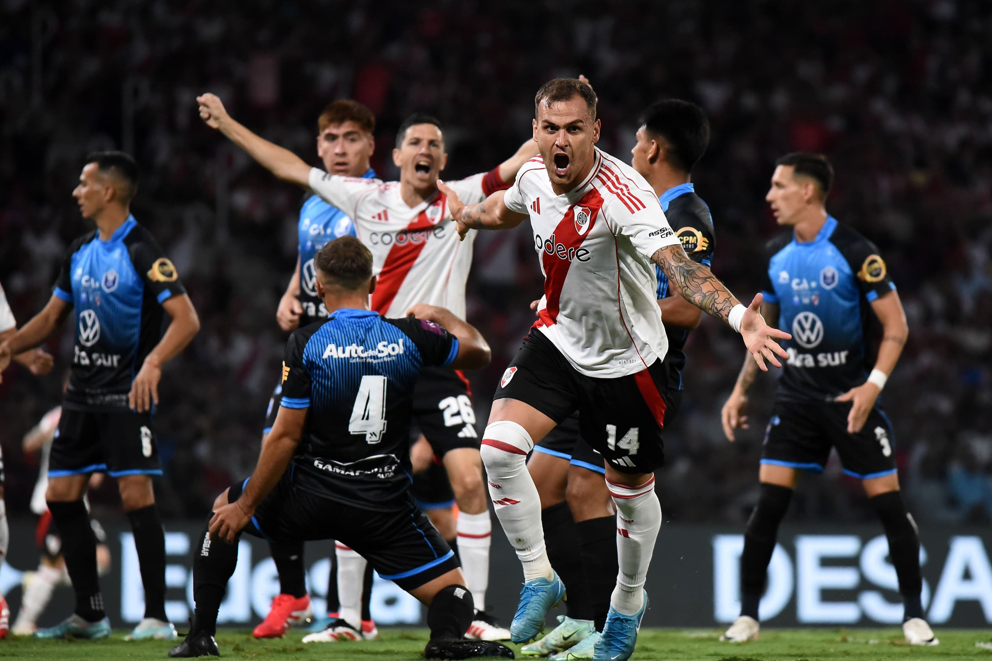González Pirez, en su primer partido del año, logró festejar. Después casi se hace uno en contra.