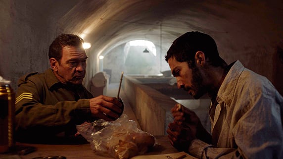 En la primera mitad, el film se arriesga al silencio.