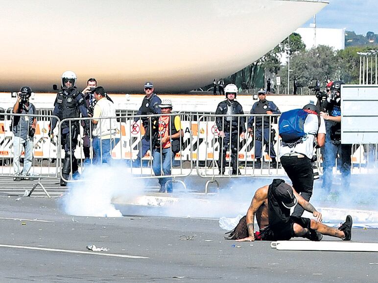 Un manifestante cae herido en un choque con policías durante la protesta en contra del gobierno de Temer.