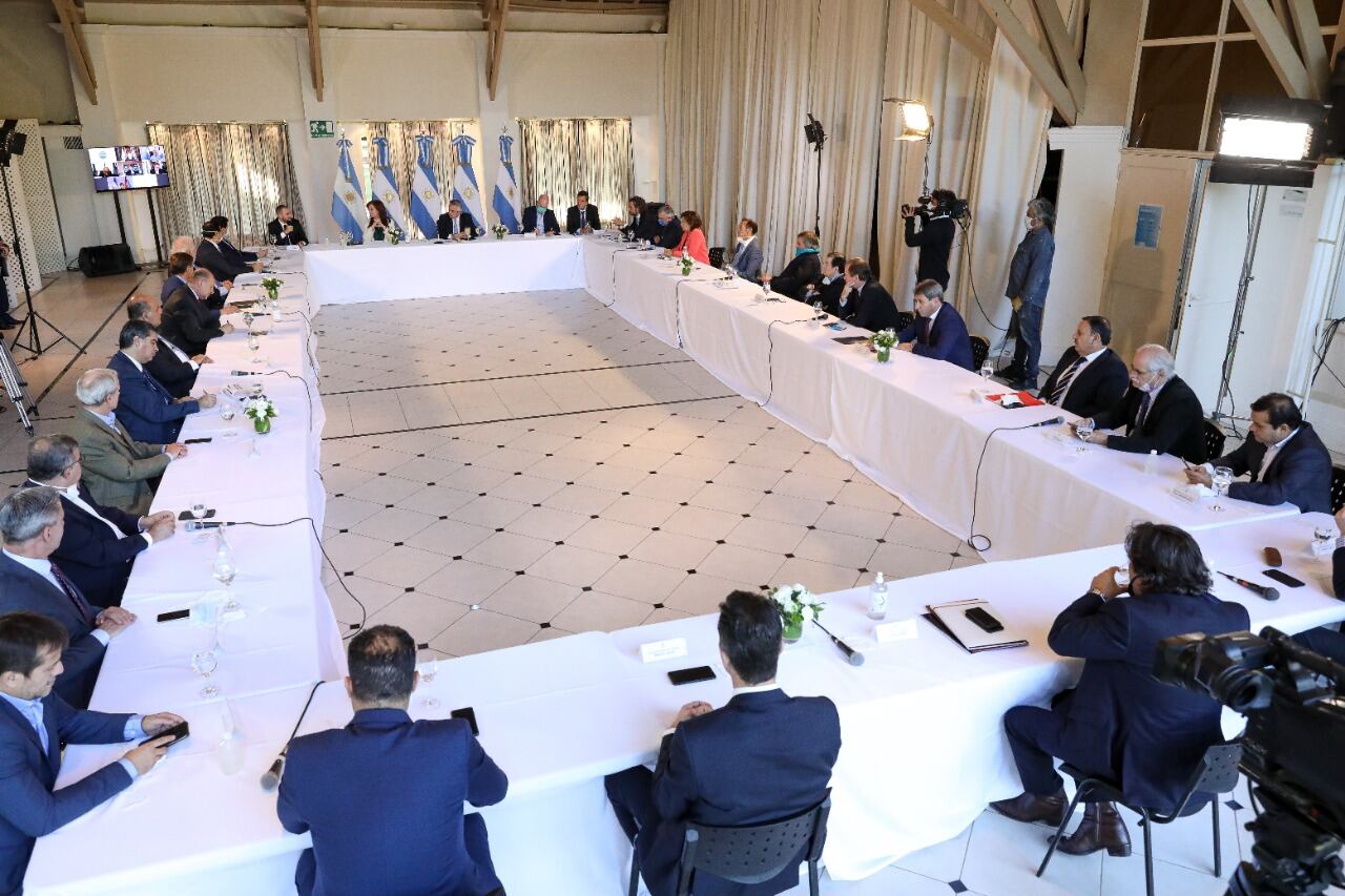 Alrededor de la amplia mesa, los gobernadores escucharon la propuesta de Martín Guzmán.