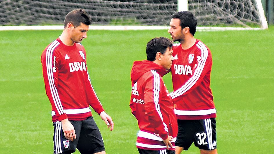 Gallardo y Alario, durante la práctica previa al partido con Temperley.