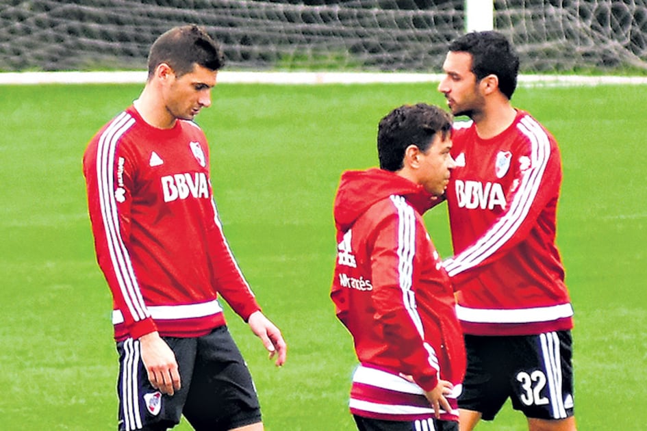 Gallardo y Alario, durante la práctica previa al partido con Temperley.