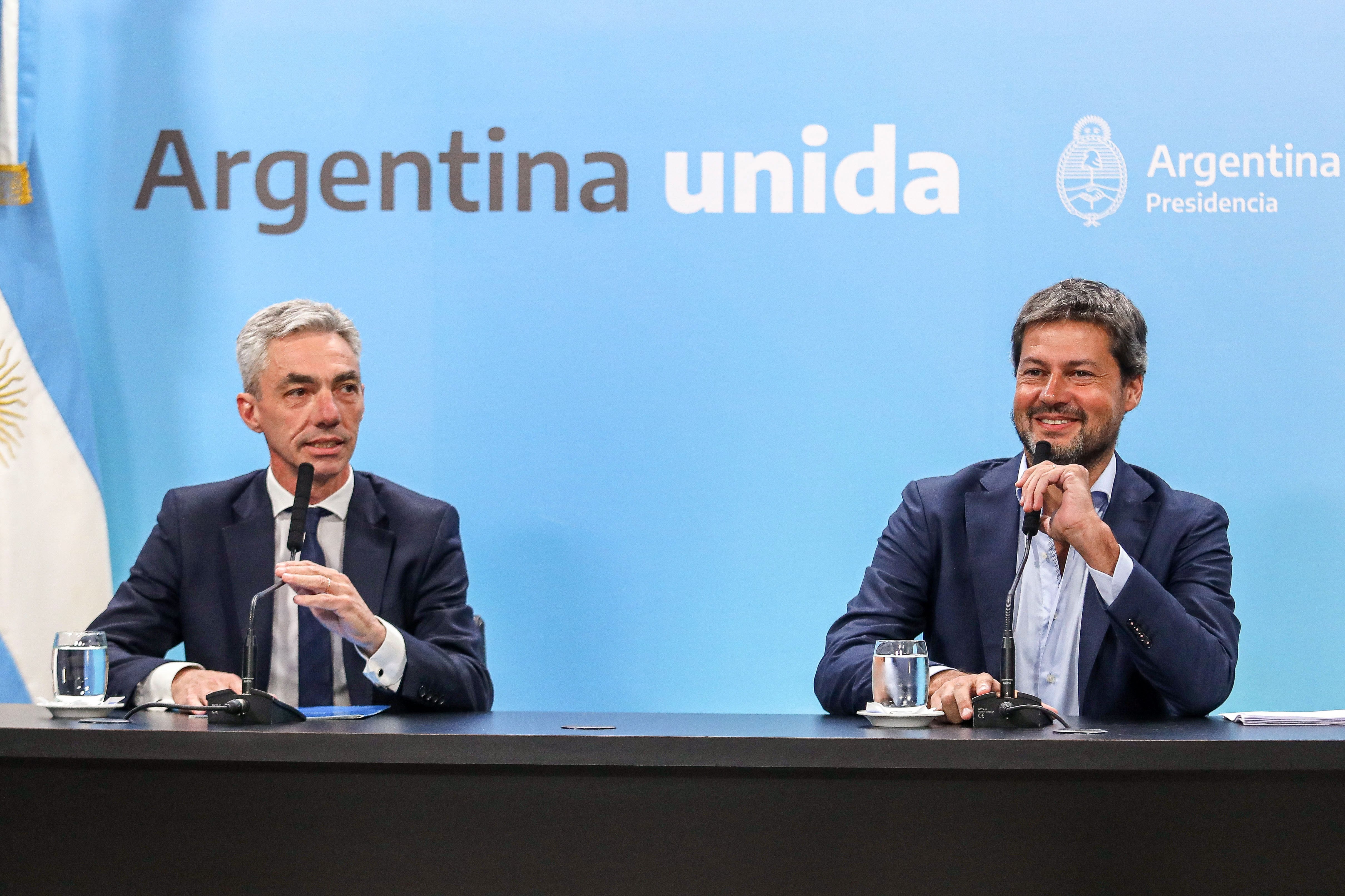 El ministro de Transporte, Mario Meoni y el de Turismo, Matías Lammens.