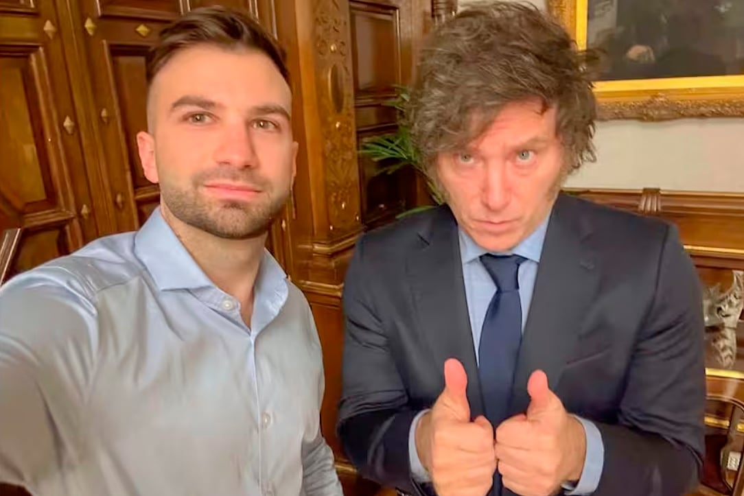 El empresario cripto Mauricio Novelli junto al presidente Javier Milei en Casa Rosada.