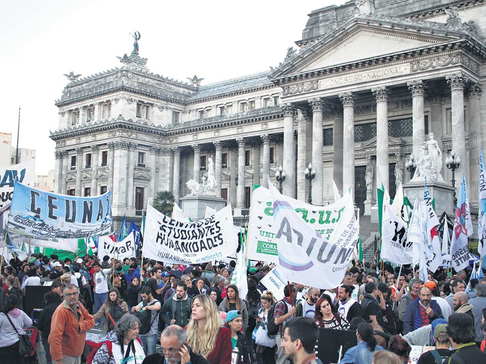 La marcha universitaria salió del Congreso y llegó hasta el Ministerio de Educación. Luego, un sector llevó su rechazo a la Plaza de Mayo.