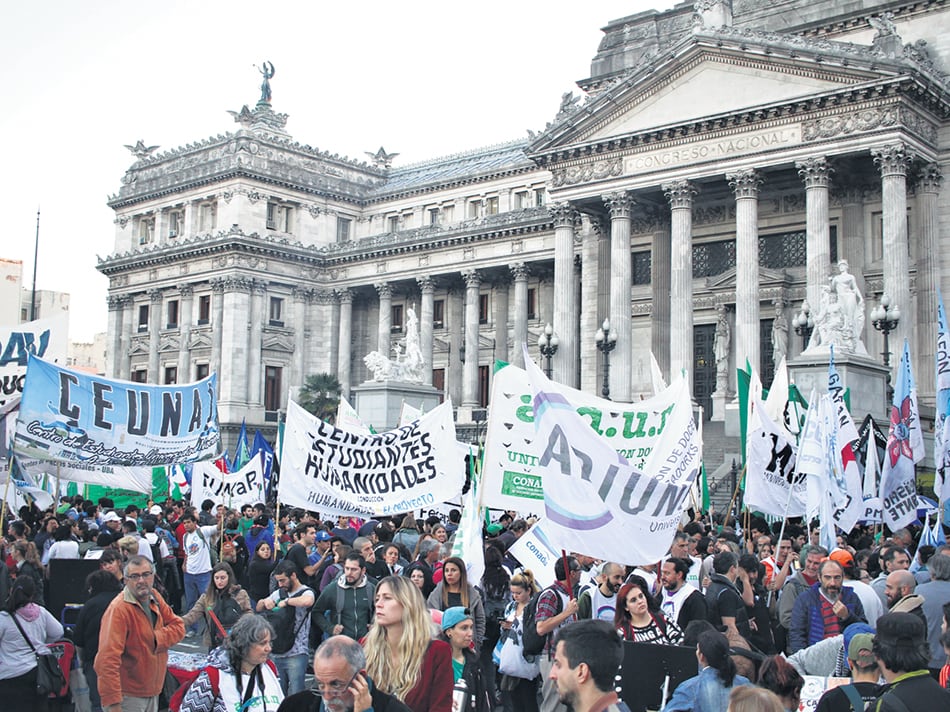 La marcha universitaria salió del Congreso y llegó hasta el Ministerio de Educación. Luego, un sector llevó su rechazo a la Plaza de Mayo.