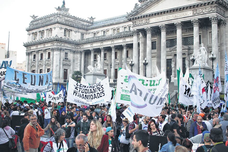 La marcha universitaria salió del Congreso y llegó hasta el Ministerio de Educación. Luego, un sector llevó su rechazo a la Plaza de Mayo.