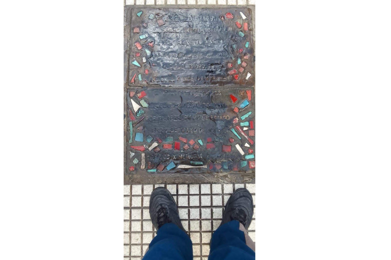 Tras el triunfo de Milei, en Callao al 200 pintaron con aerosol negro baldosas que recordaban a desaparecidos de la dictadura.