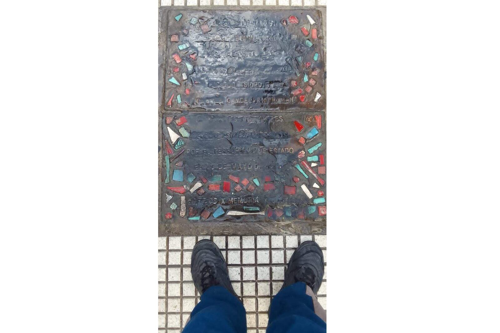 Tras el triunfo de Milei, en Callao al 200 pintaron con aerosol negro baldosas que recordaban a desaparecidos de la dictadura.