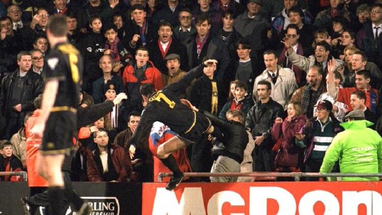 Una imagen icónica: Cantona ataca al hooligan del Crystal Palace 
