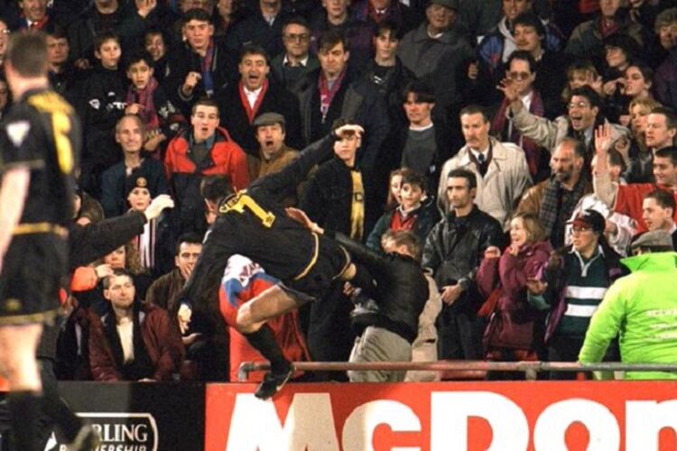 Una imagen icónica: Cantona ataca al hooligan del Crystal Palace