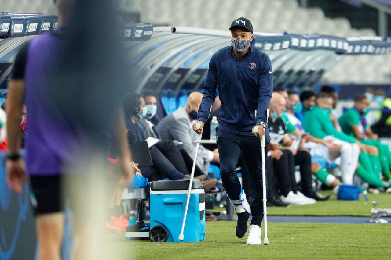 Mbappé se retira del campo de juego en muletas.