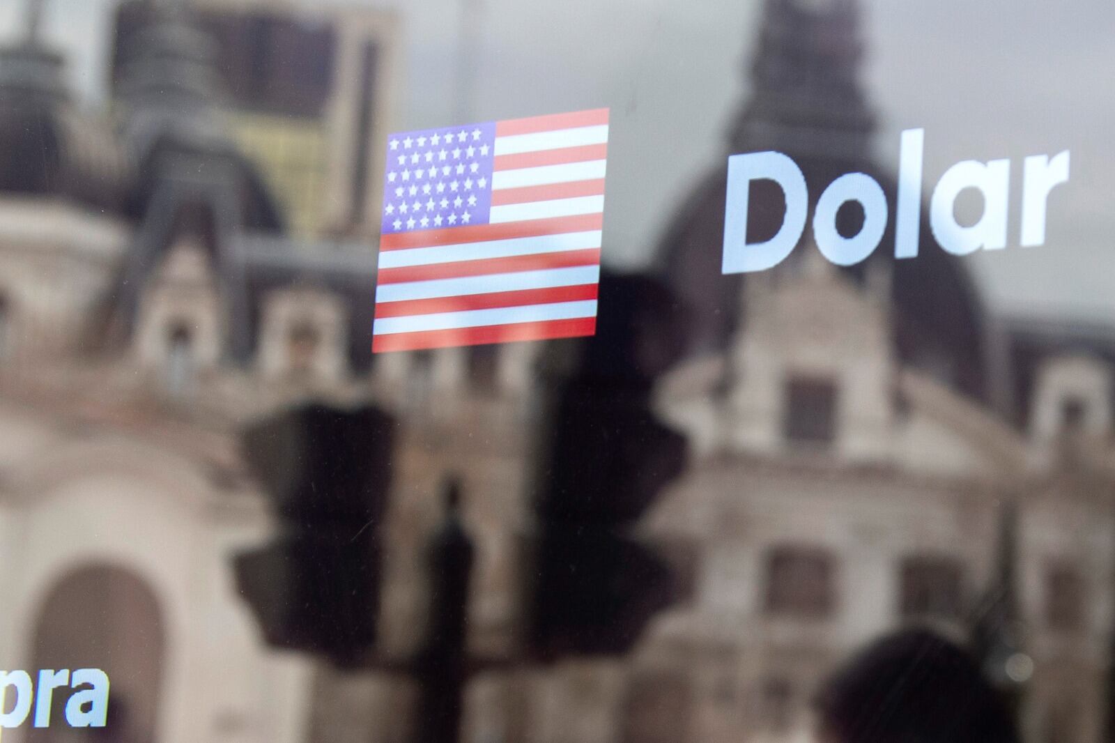 El dólar contado con liquidación avanzó 0,2 por ciento, a 737 pesos, mientras que el MEP subió 0,9 por ciento, a 682 pesos.