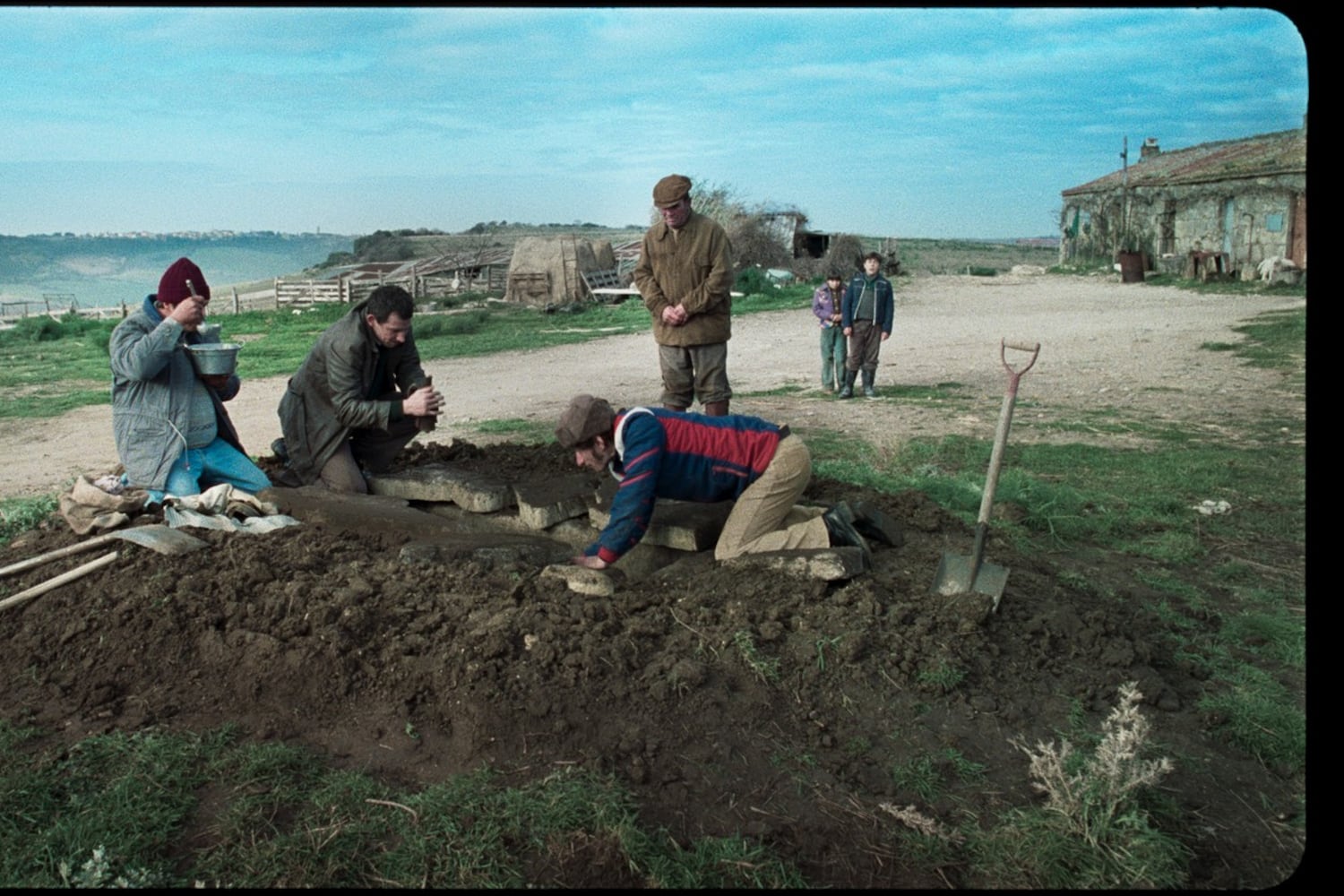 Los "tombaroli" en acción, filmados en Súper 16mm.