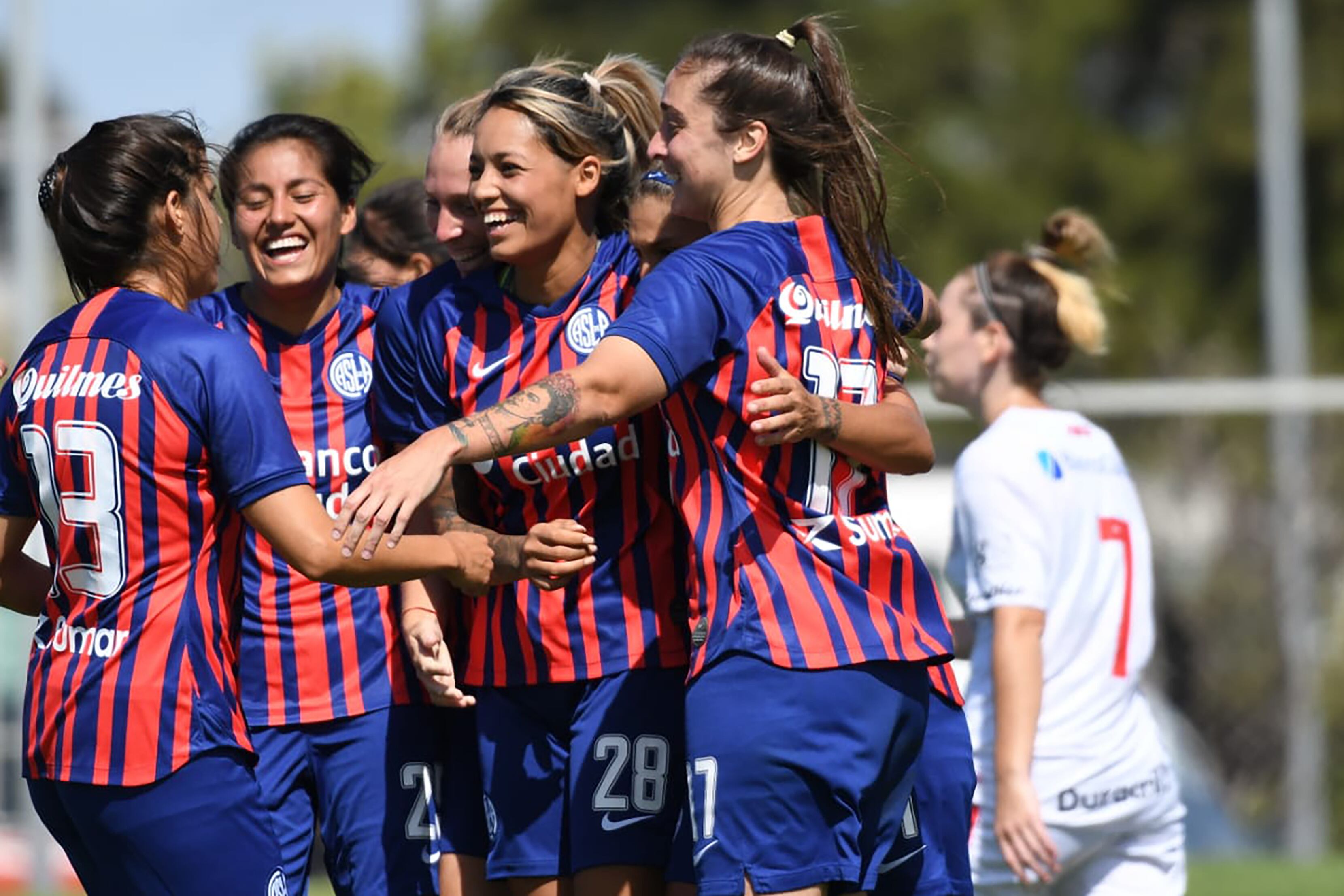 Las chicas de San Lorenzo festejan el holgado triunfo ante Huracán.
