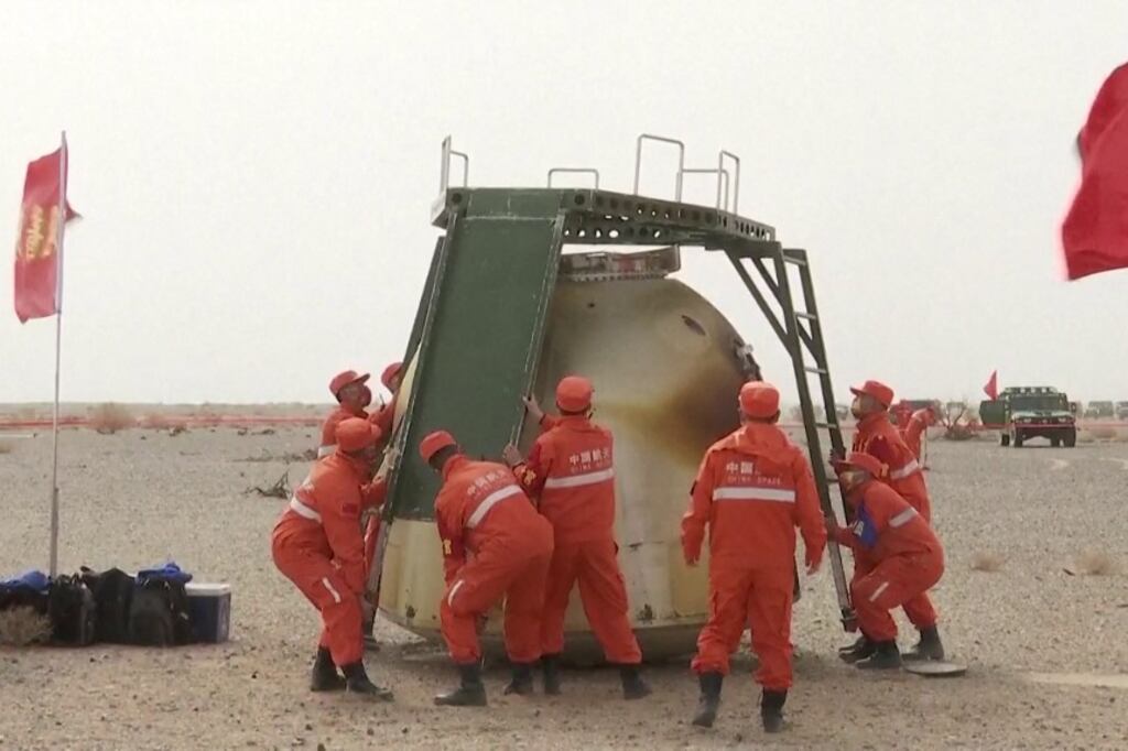 La cápsula, minutos después de haber tocado suelo en China.