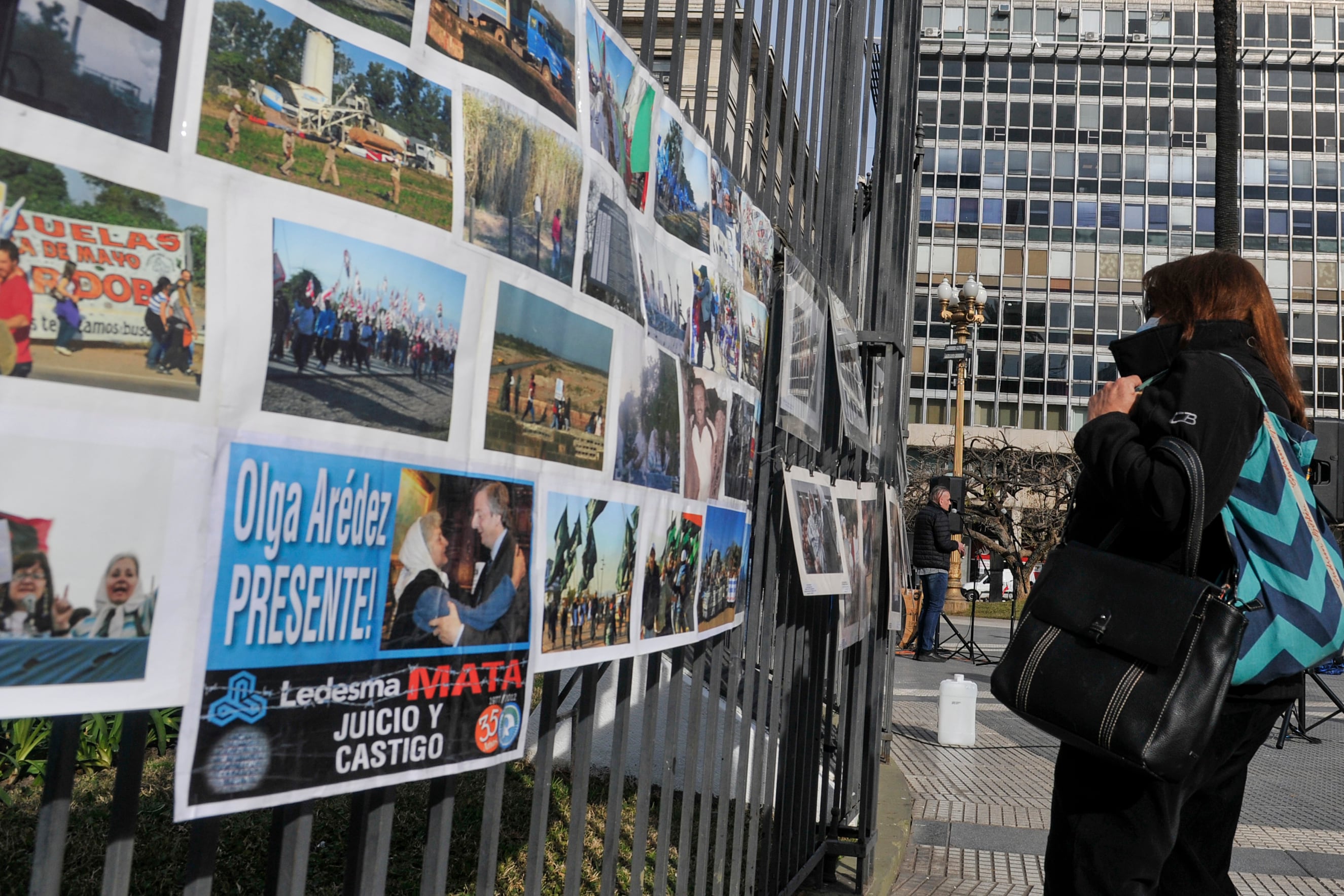 Una muestra de fotos en Plaza de Mayo homenajeó a las víctimas de Ledesma.