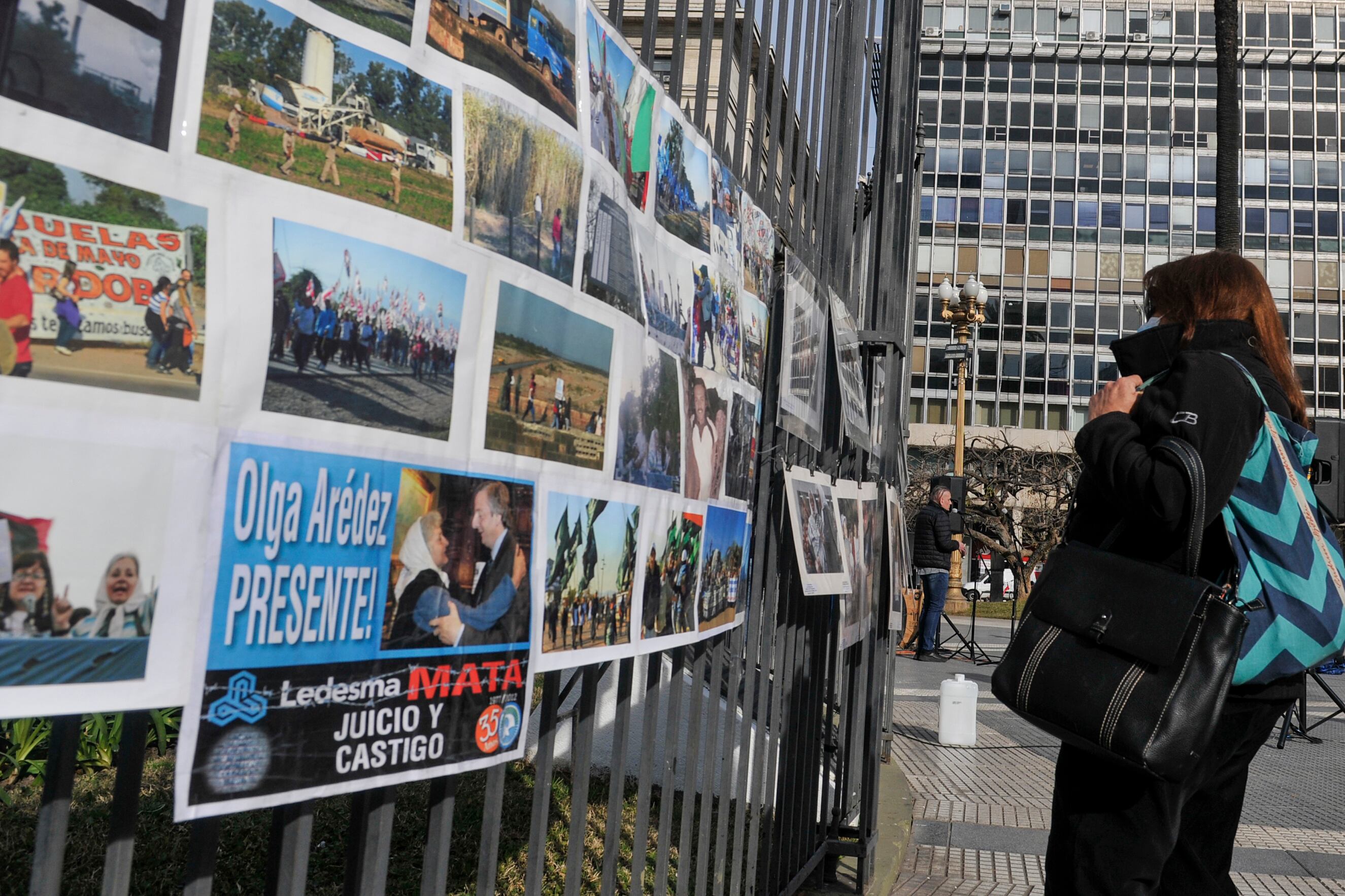 Una muestra de fotos en Plaza de Mayo homenajeó a las víctimas de Ledesma.