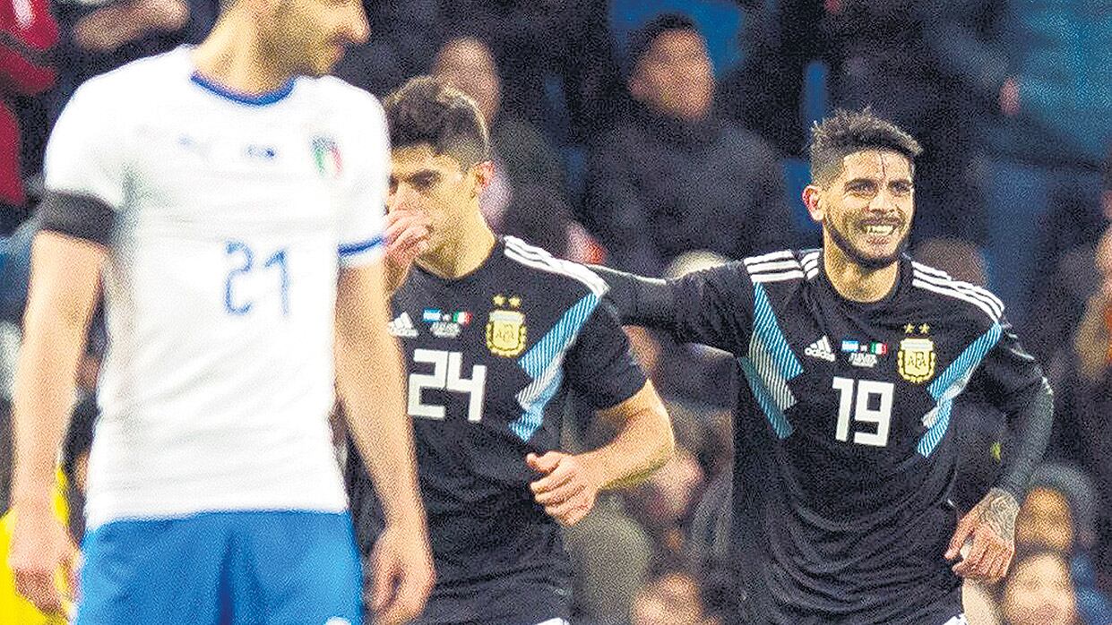 Banega acaba de convertir el primer gol del partido y lo festeja junto a Diego Perotti.