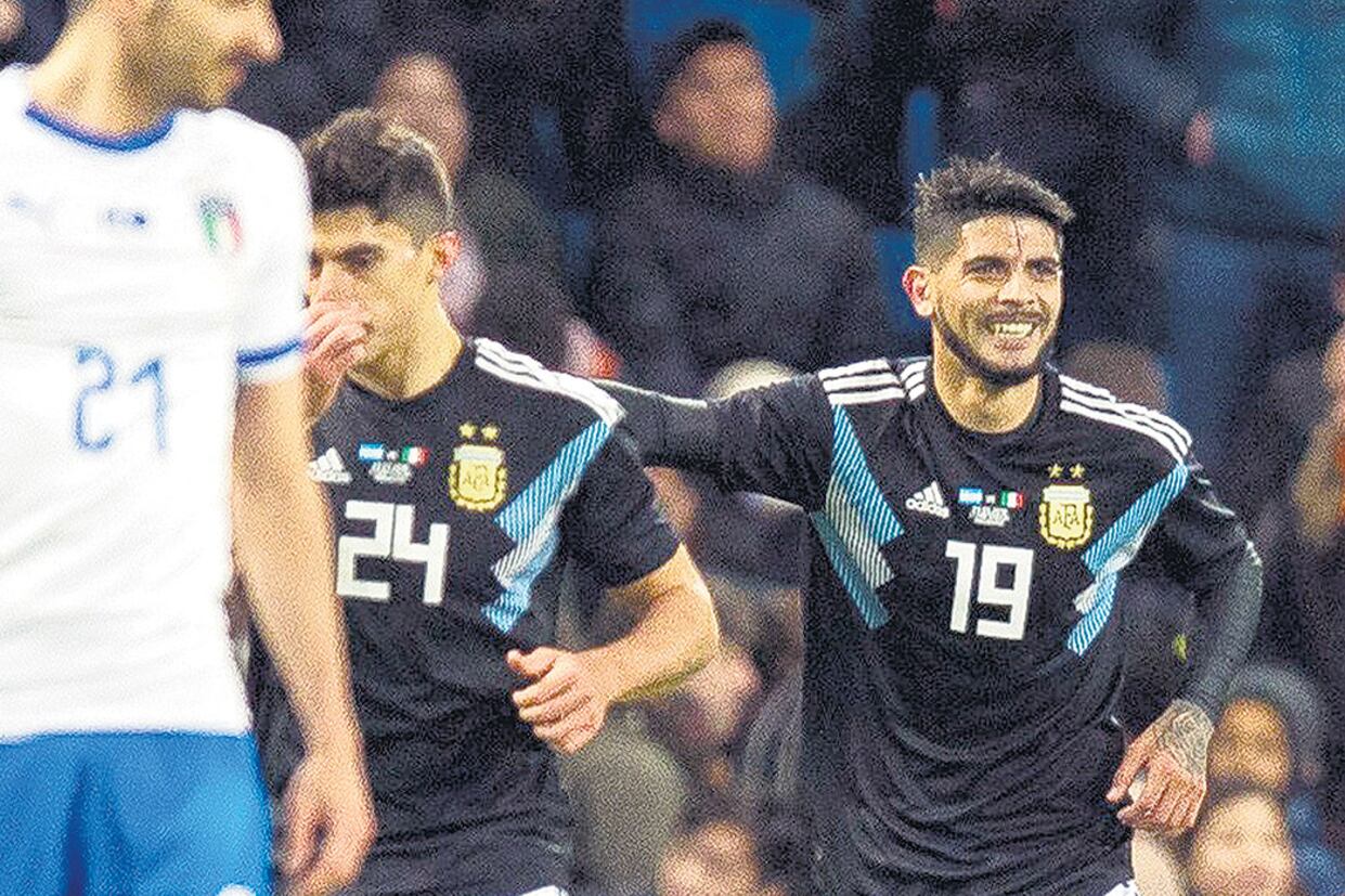 Banega acaba de convertir el primer gol del partido y lo festeja junto a Diego Perotti.