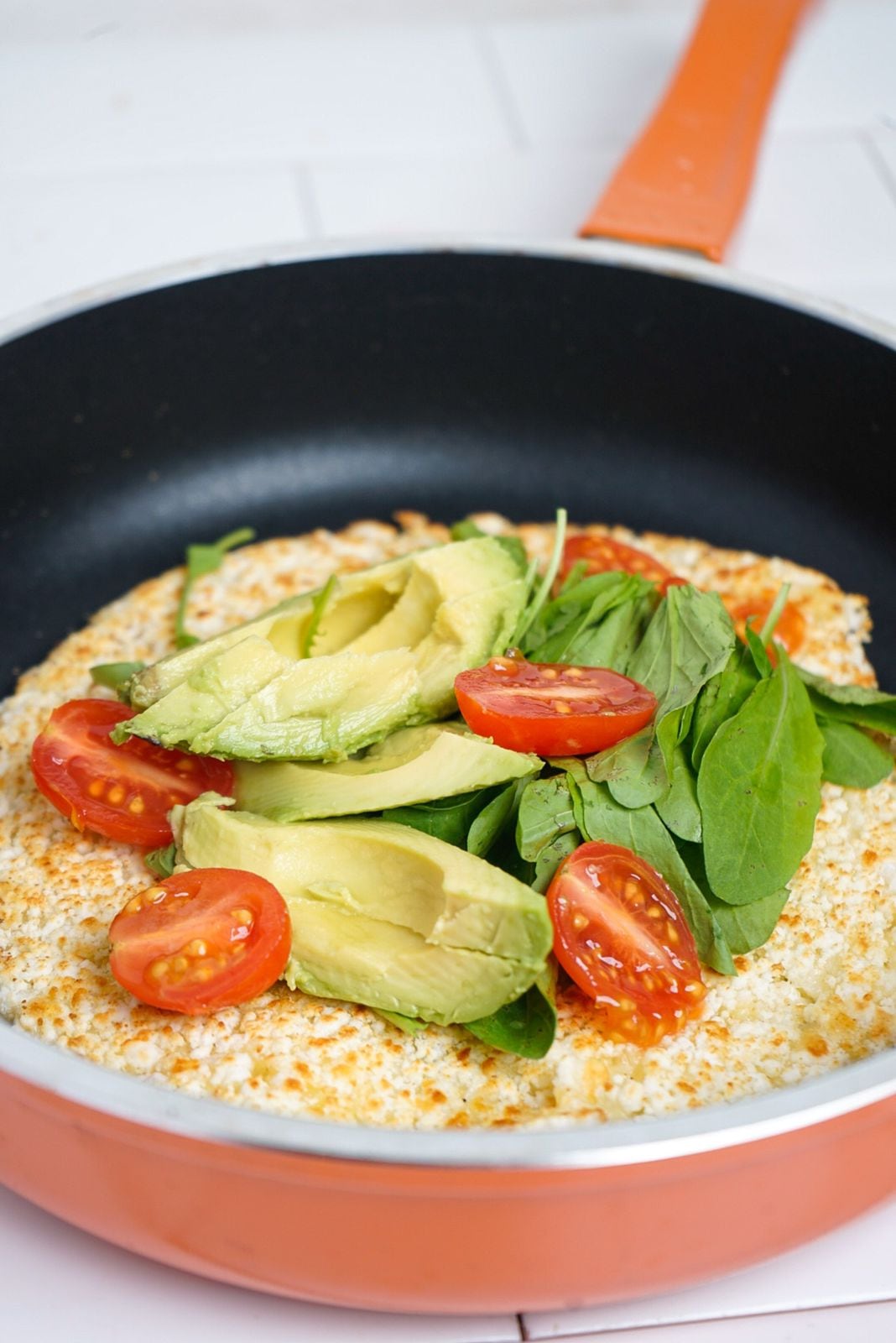 Mbejú, acompañado de palta y tomates cherry