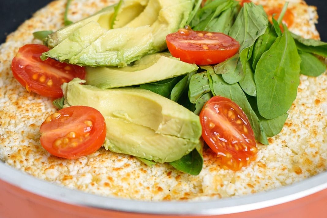 Mbejú, acompañado de palta y tomates cherry