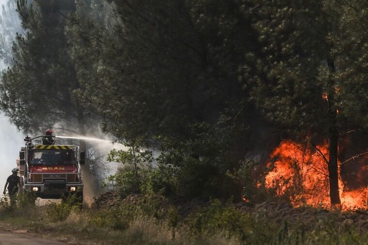 Europa occidental lucha contra los incendios desencadenados por la ola de calor. (Télam)