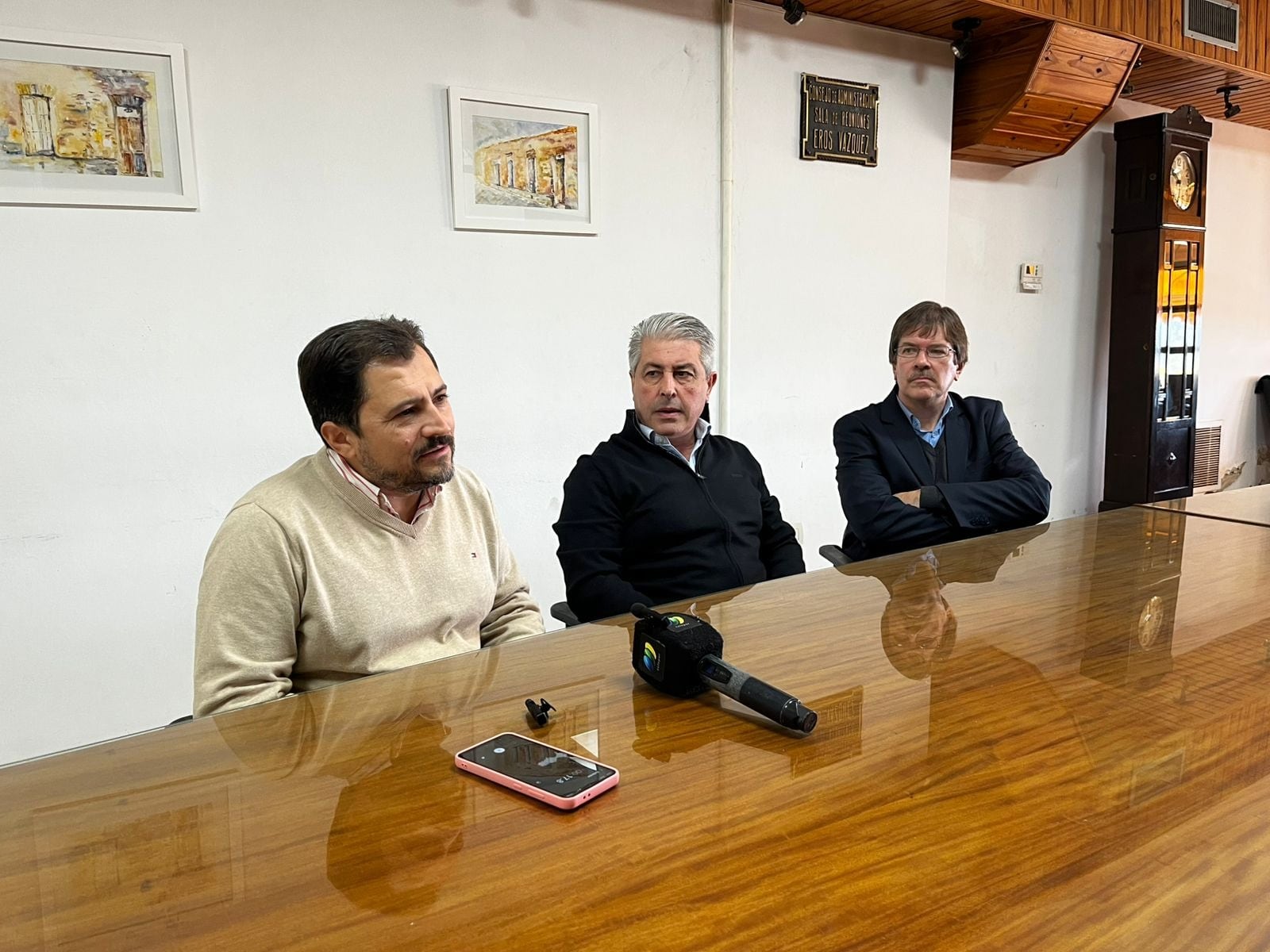 El presidente del Consejo de Administración, Lucio Tezon, el intendente Javier Martínez, y el ingeniero Di Giorgio.