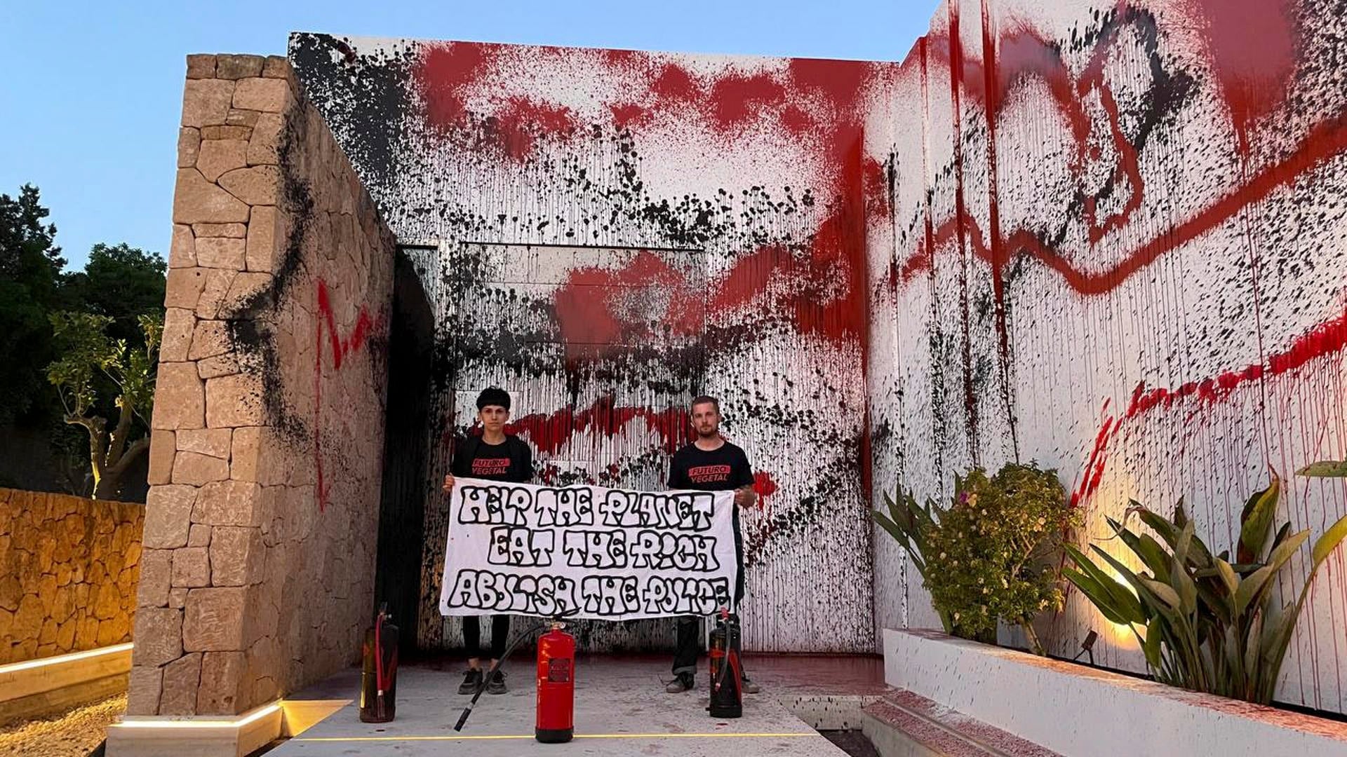Activistas ambientales vanzalizaron la casa de Lionel Messi en Ibiza