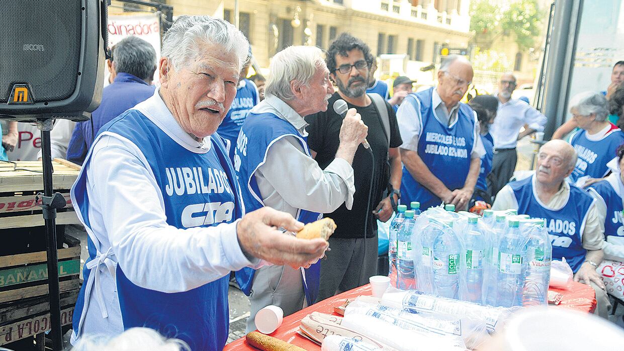Un grupo de jubilados brindó ayer con agua en señal de protesta contra la reforma previsional.