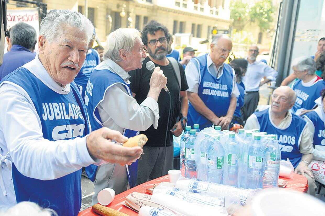 Un grupo de jubilados brindó ayer con agua en señal de protesta contra la reforma previsional.