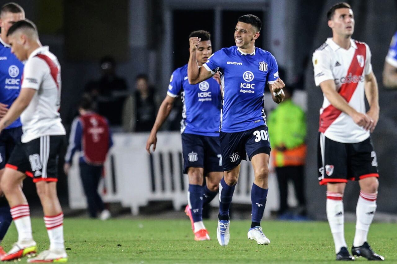 Ortegoza la celebra, todo River sufre el gol que lo dejó sin nada en el Monumental