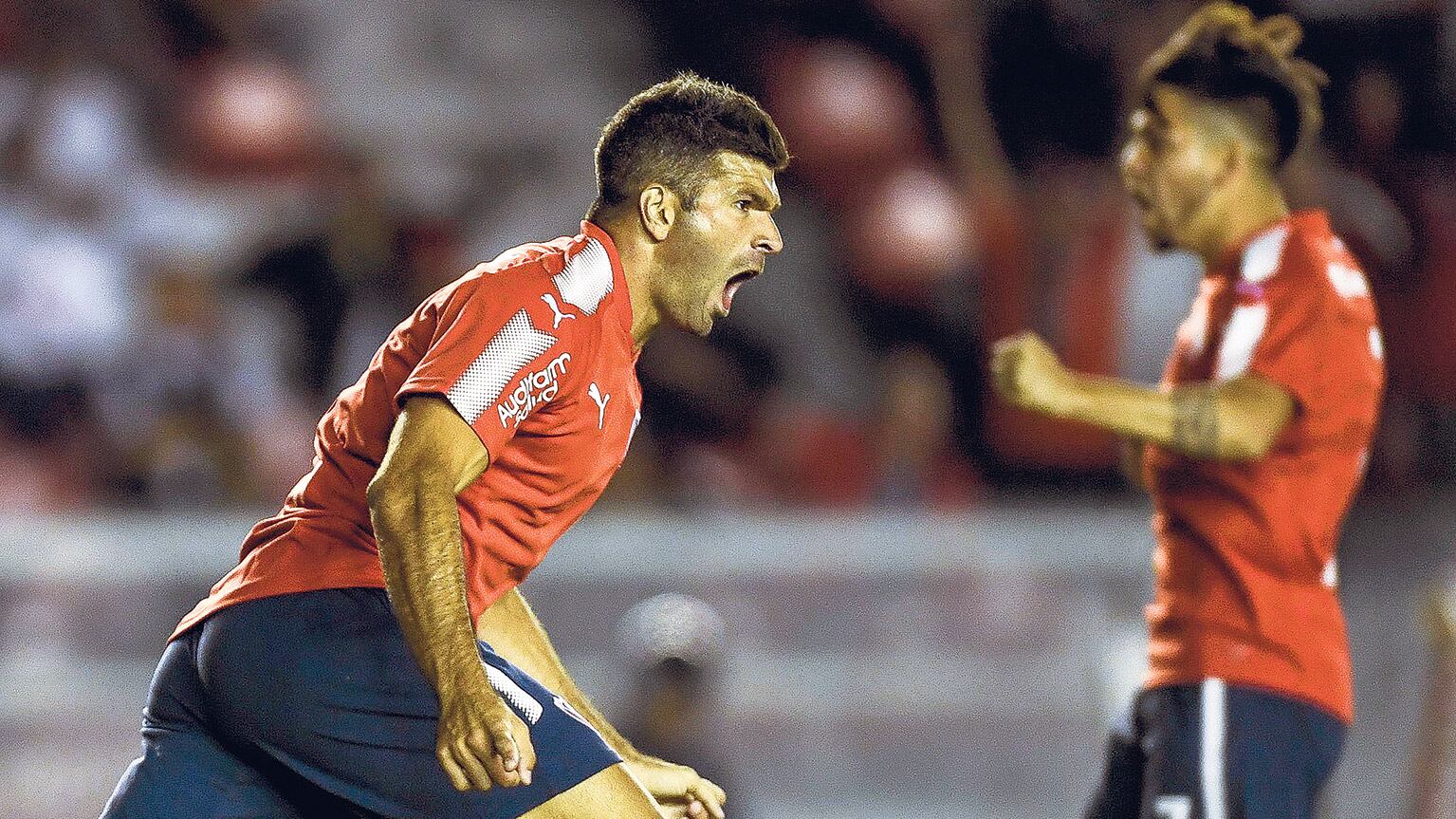 Gigliotti con la boca llena de gol. El Puma marcó el primero de Independiente, tras recibir el pase de Sánchez Miño.