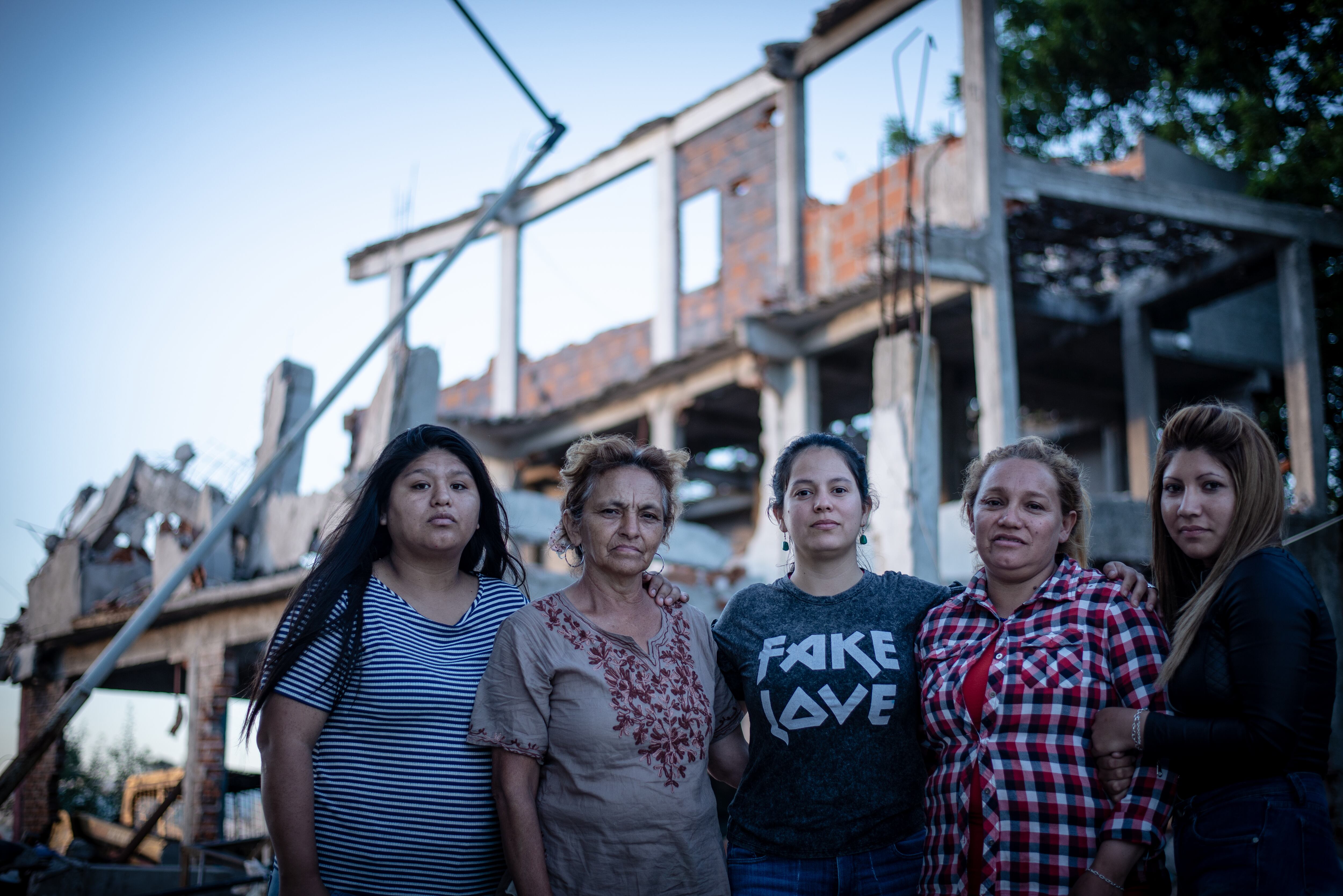 Lorenza, con camisa de flores, una de las primeras alertas para la organización.