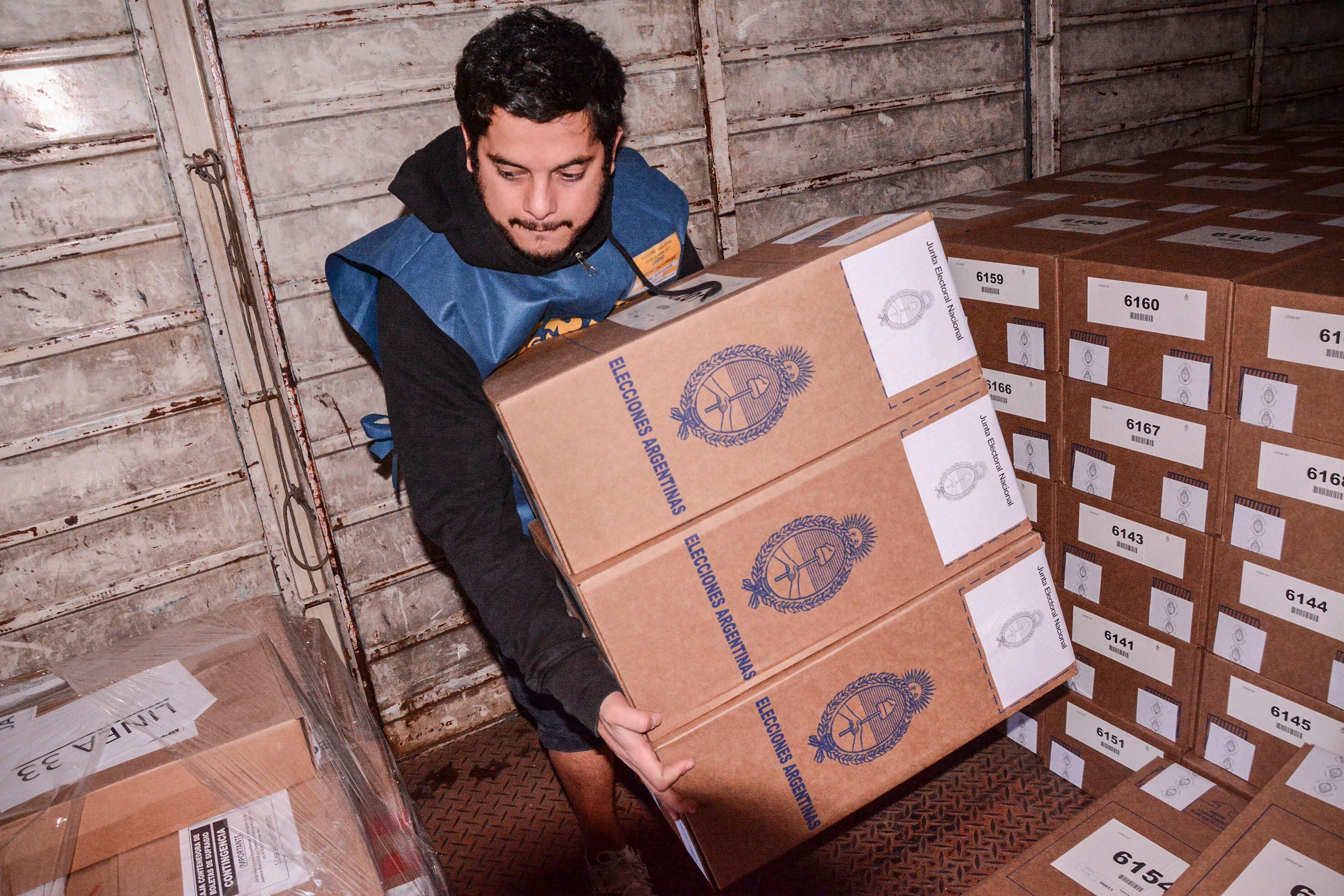 El gobierno propuso postergar un mes las PASO y las elecciones legislativas.