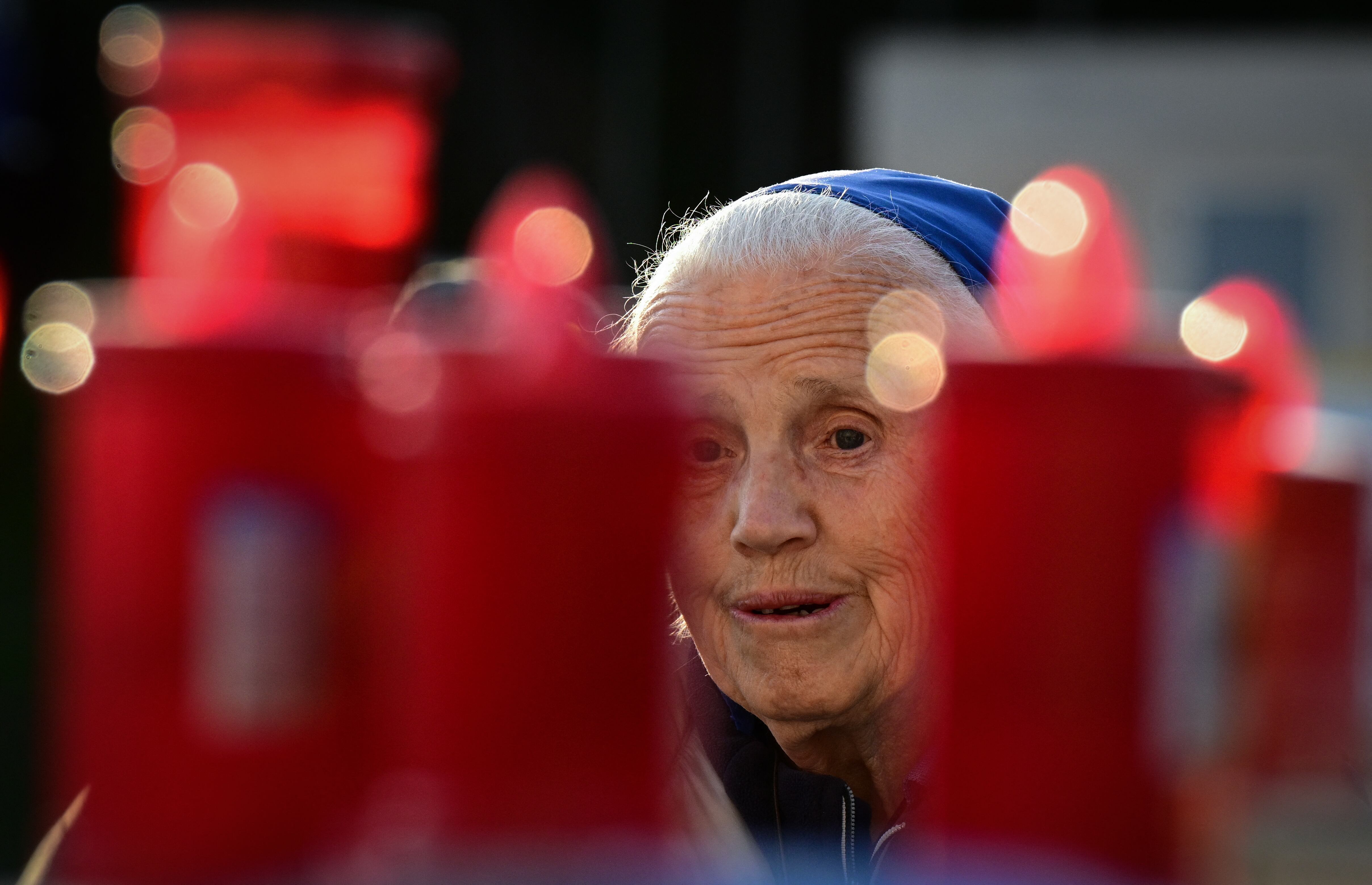 Los fieles y cardenales presentes en la plaza San Pedro recibieron el mensaje con aplausos
