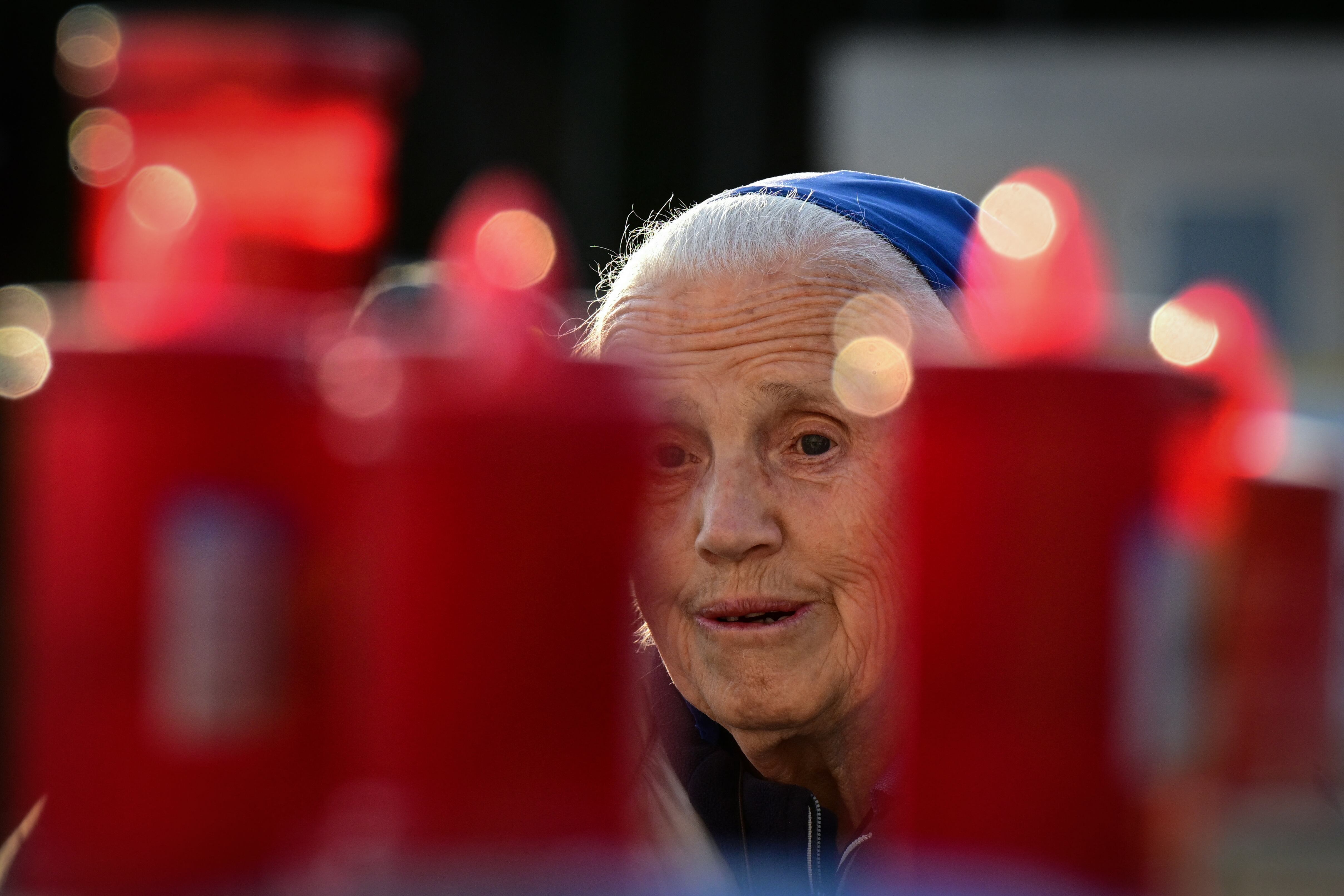 Los fieles y cardenales presentes en la plaza San Pedro recibieron el mensaje con aplausos