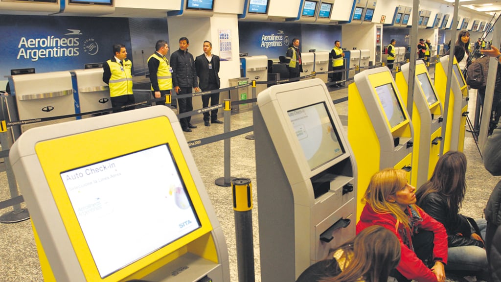 La protesta de los gremios aeronáuticos se sintió con fuerza en el Aeroparque metropolitano.