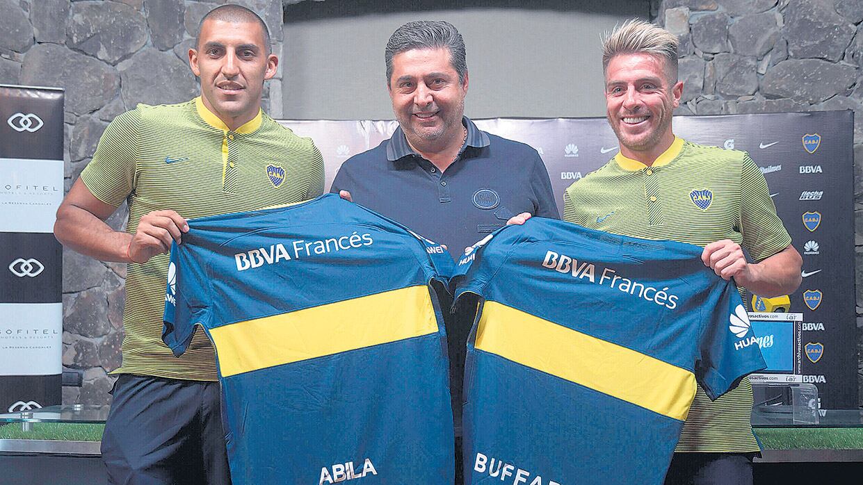 Daniel Angelici en Cardales, flanqueado por Abila y Buffarini, los primeros refuerzos de Boca.